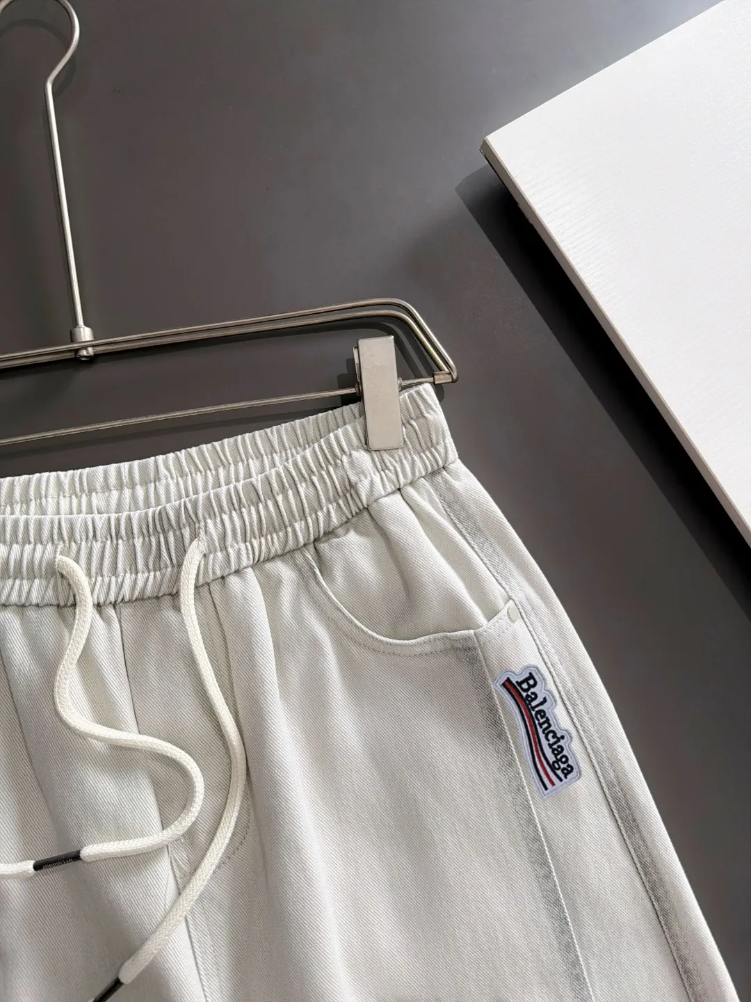 Balenciaga Fall/Winter 2026 New Arrival elastic casual pants are shipped the next day. The custom-made fabric at the counter has a high degree of comfort, impeccable details, and the design concept of the brand elements reflects high quality. The hand feels delicate and soft! Casual cuts and awesome upper body! Sizes: S-3XL